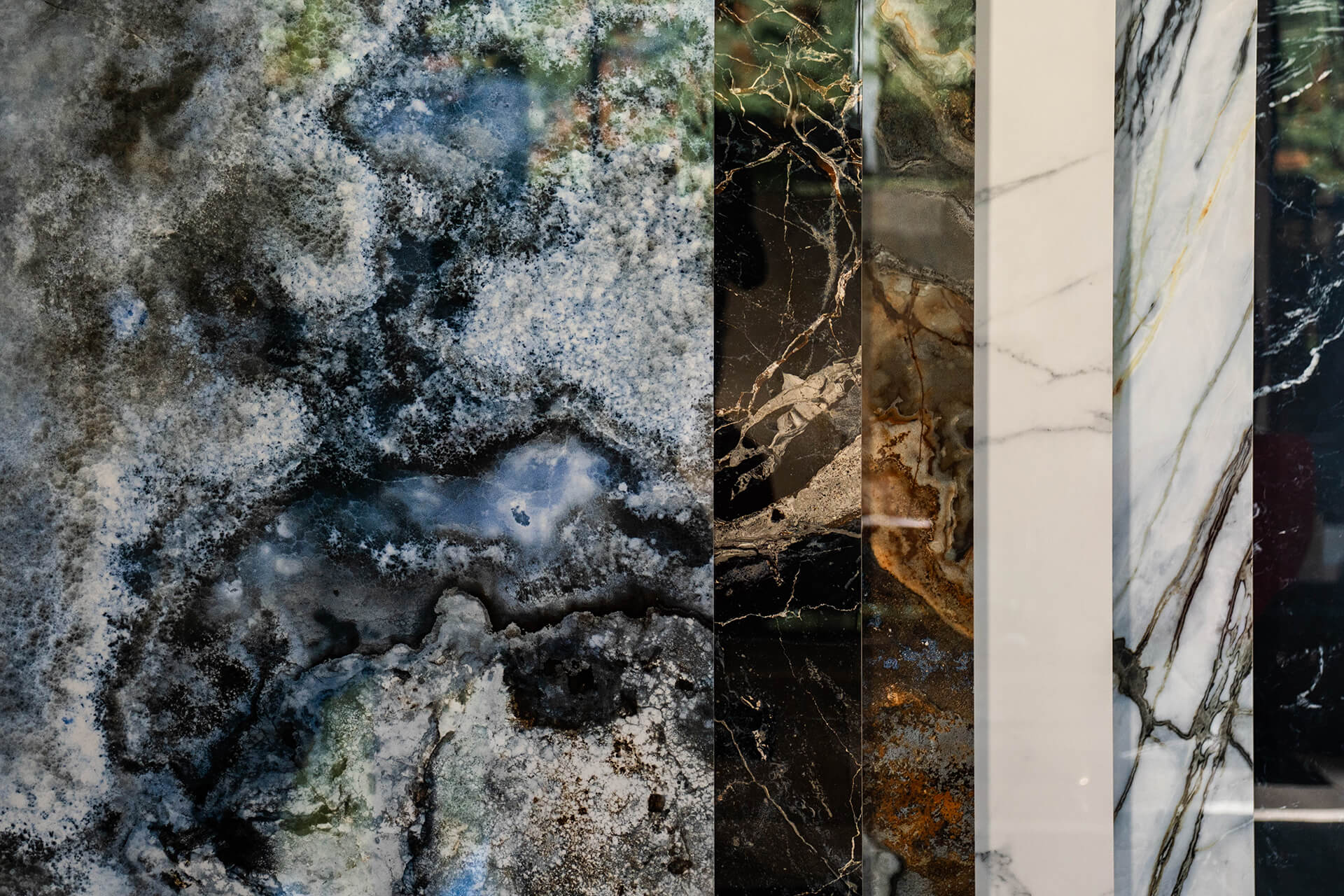 Eine wunderschöne Auswahl an Großformat: 160 x 320 cm Natursteinoptikfliesen in bläulichen Reptil Muster, edlen braun-gold oder simplen weißen Carrara in der Ausstellung vom Pung Fliesen-Center