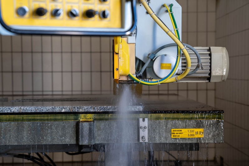 Säge schneidet eine Granitplatte mit Wasserkühlung