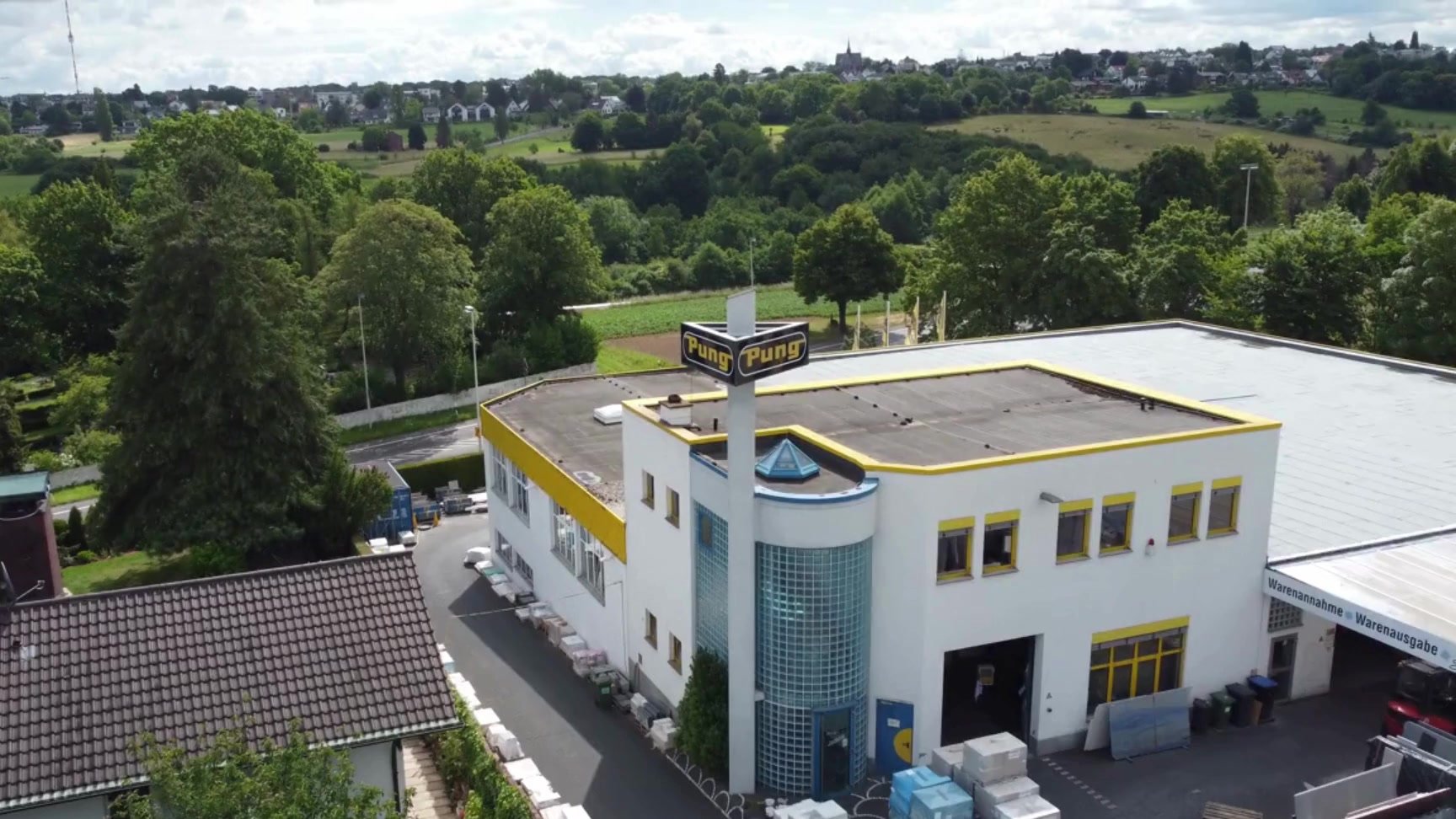 Luftbild des Pung Fliesen-Centers mit Lager und Ausstellung in Bonn-Lengsdorf