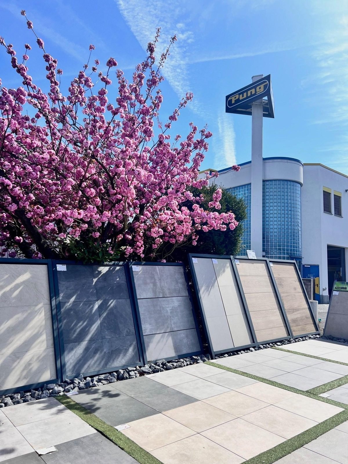 Terrassenausstellung mit Feinsteinzeug-Platten im Außenbereich des Pung Fliesen-Centers in Bonn