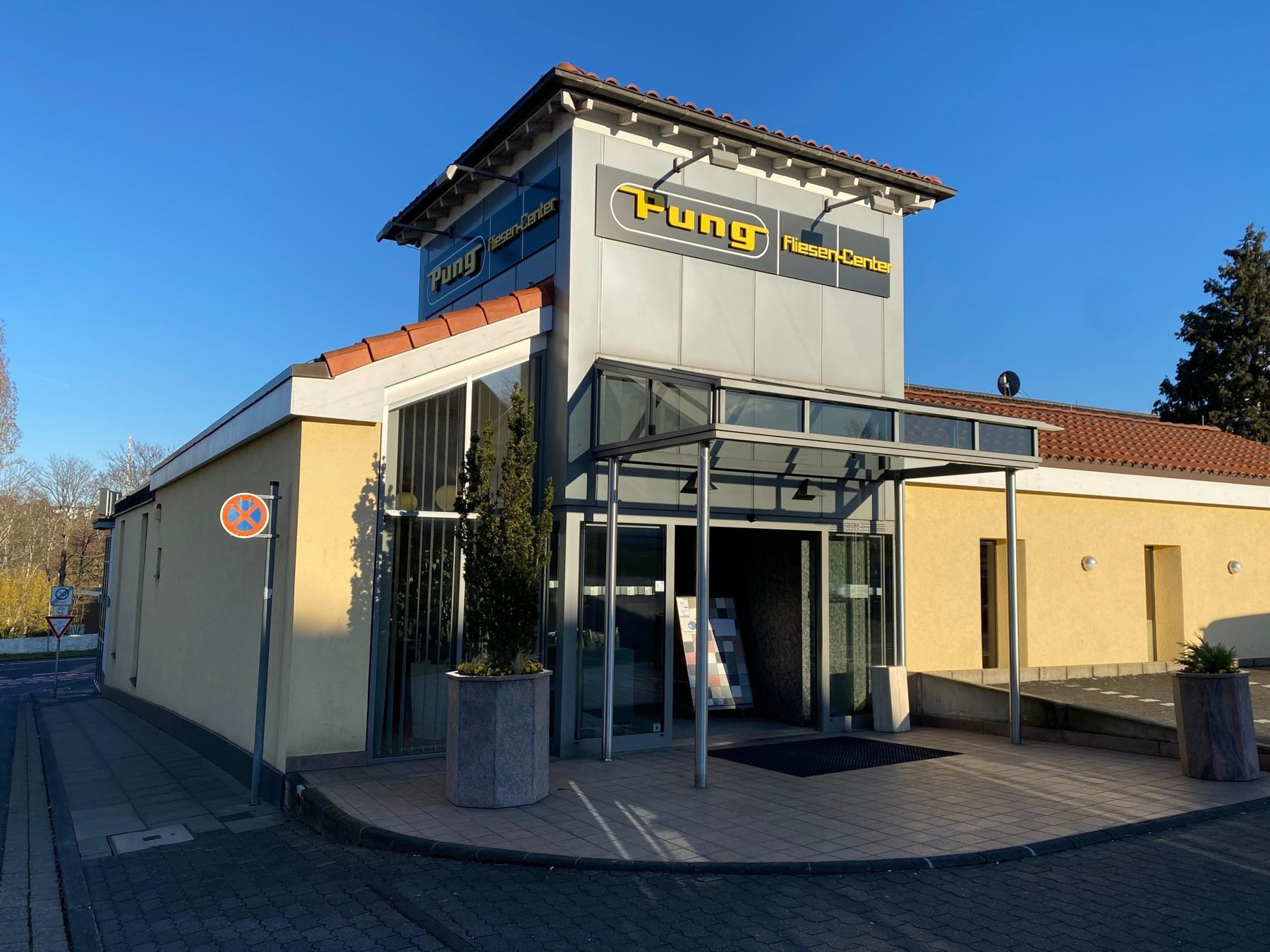 Eingang des Pung Fliesen-Centers an der Provinzialstraße in Bonn-Lengsdorf