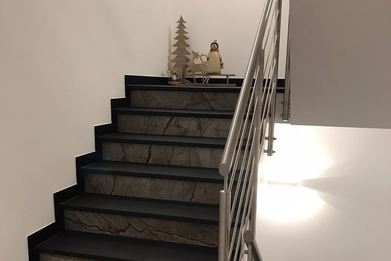 Kundenprojekt: Treppe mit Stufen aus dunklem Naturstein, gefertigt im Pung Steinwerk Bonn