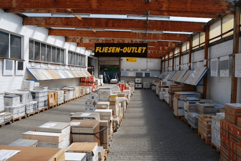 Outlet-Halle des Pung Fliesen-Centers in Bonn-Lengsdorf mit Paletten Restposten-Fliesen