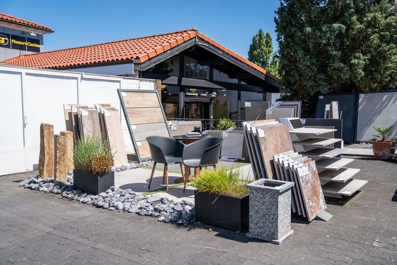 Außenausstellung mit Terrassenplatten und Stufen am Pung Fliesen-Center in Bonn-Lengsdorf