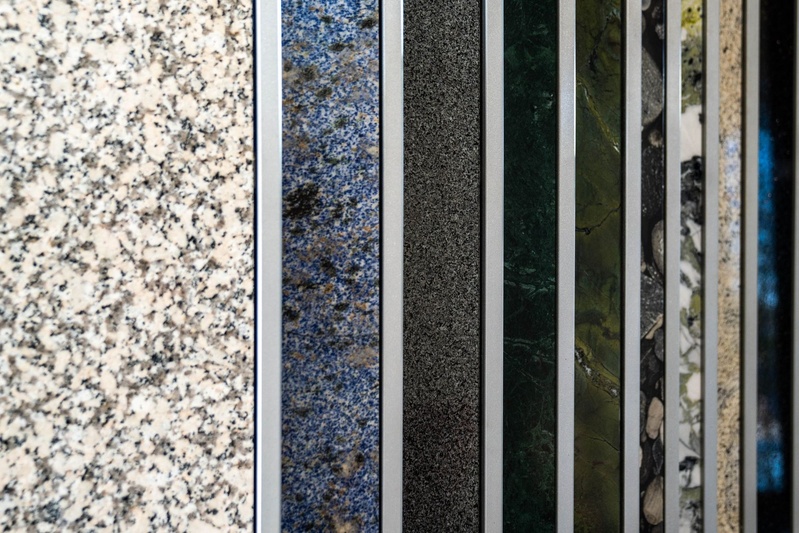 Musterplatten aus Granit und Naturstein im Ständer im Pung Steinwerk in Bonn-Lengsdorf