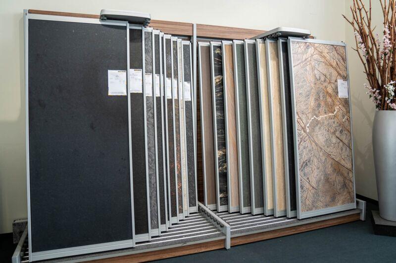Ausziehbare Musterrahmen mit Naturstein- und Feinsteinzeugplatten zur Auswahl in der Ausstellung Bonn