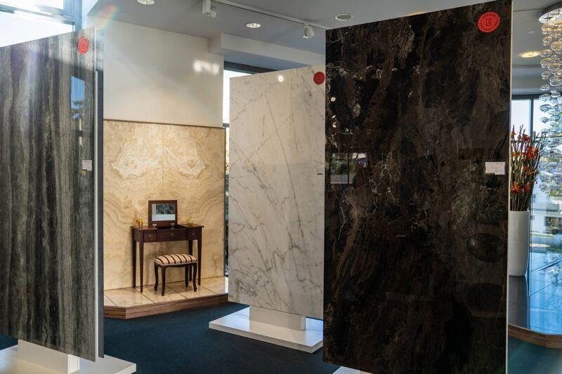 Rohtafeln aus Marmor und dunklem Naturstein für Arbeitsplatten in der Natursteinausstellung Bonn