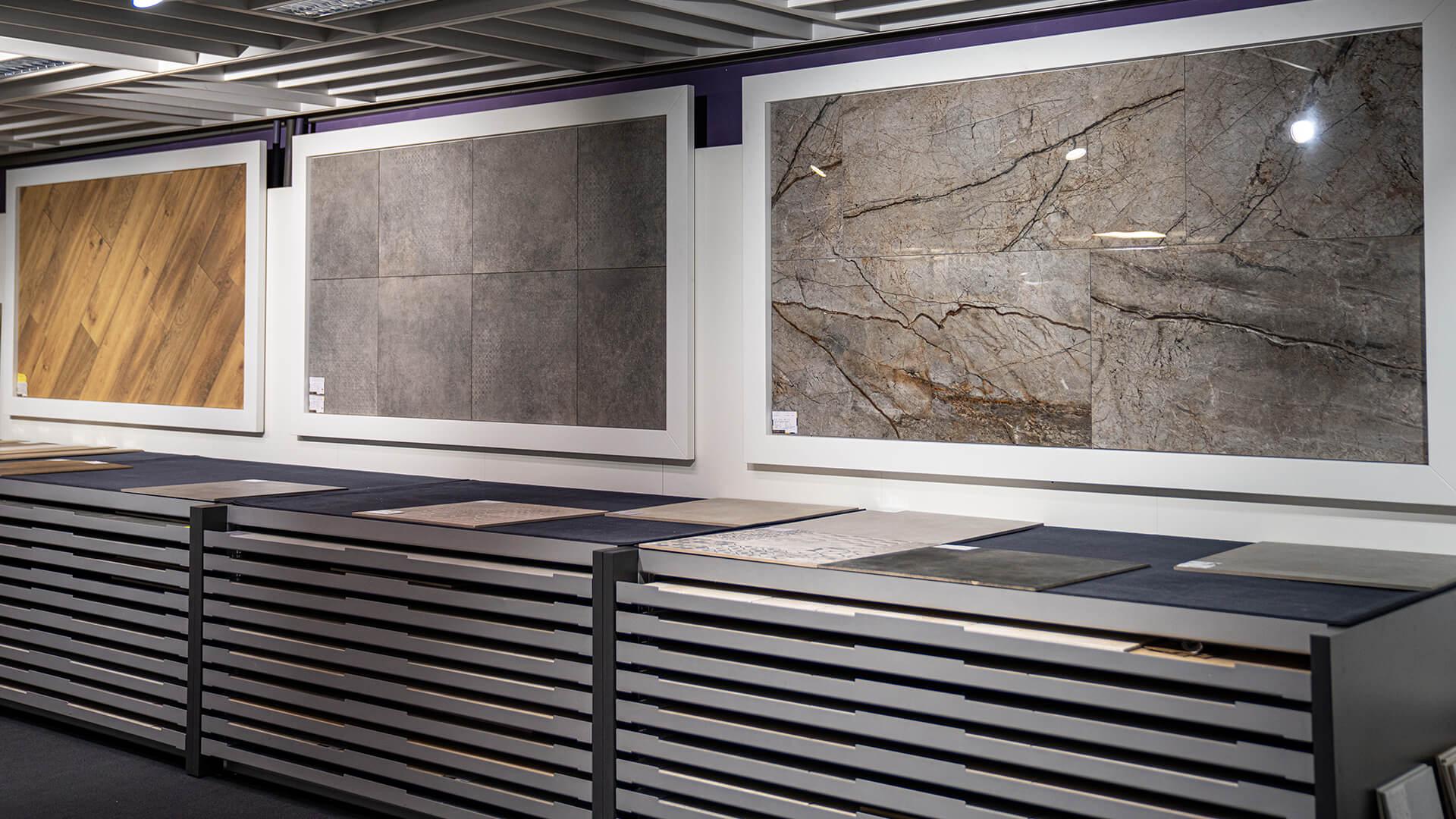 Großformatfliesen in Marmor-, Beton- und Holzoptik an der Musterwand der Ausstellung in Bonn